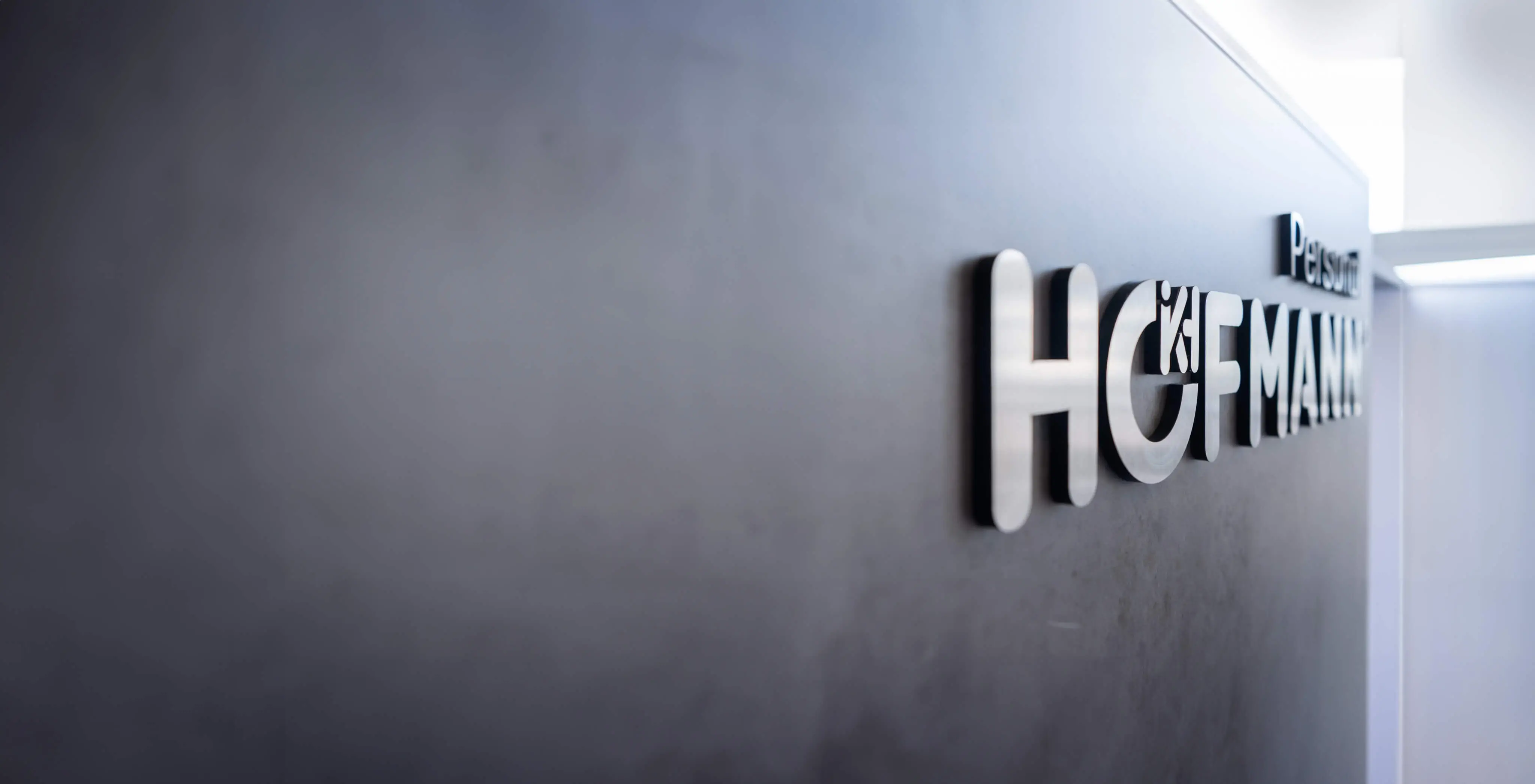 Hintergrundbild - Container eingerückt - Herzlich willkommen bei Hofmann Personal.