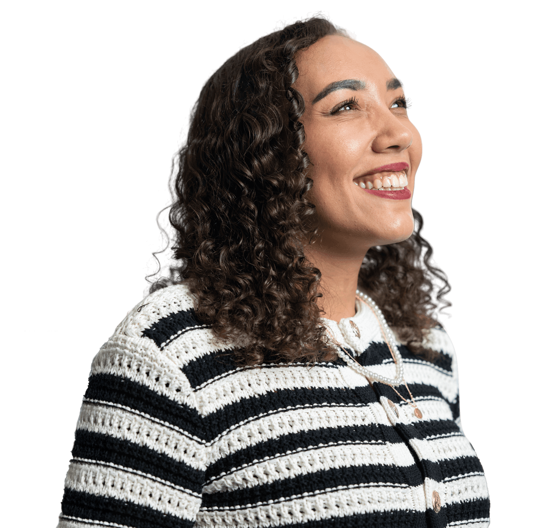 Interne Mitarbeiterin in gestreifter Strickjacke mit Perlenkette, repräsentiert Vielfalt bei Hofmann Personal.