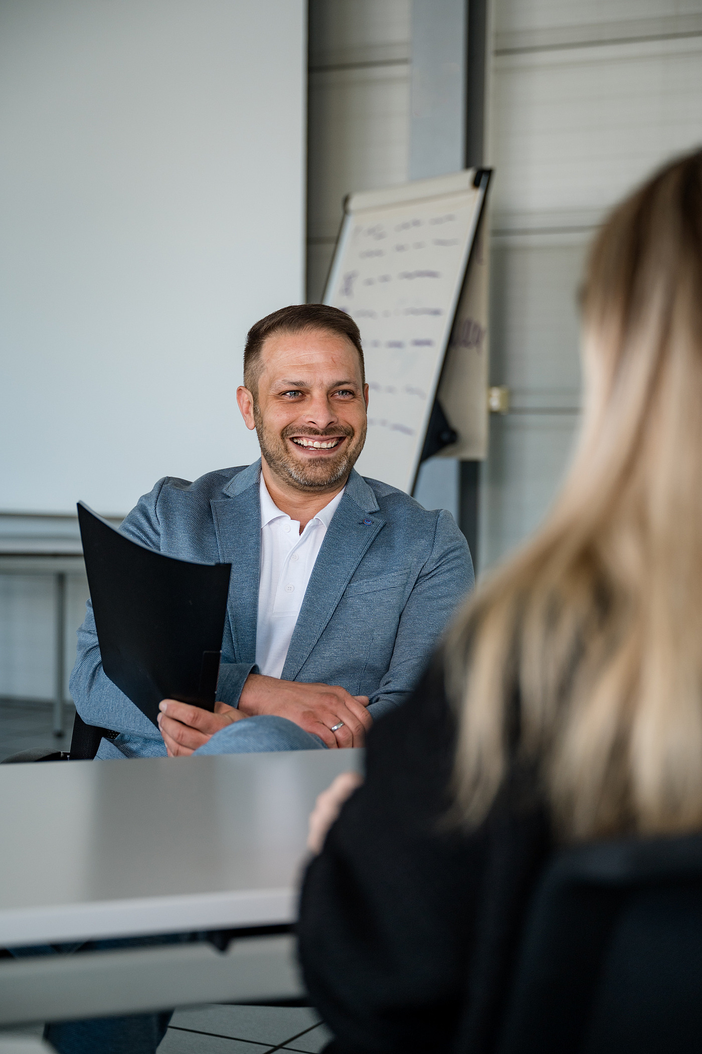 Mitarbeiter von Hofmann Personal führt ein Gespräch mit Bewerberin im Büro