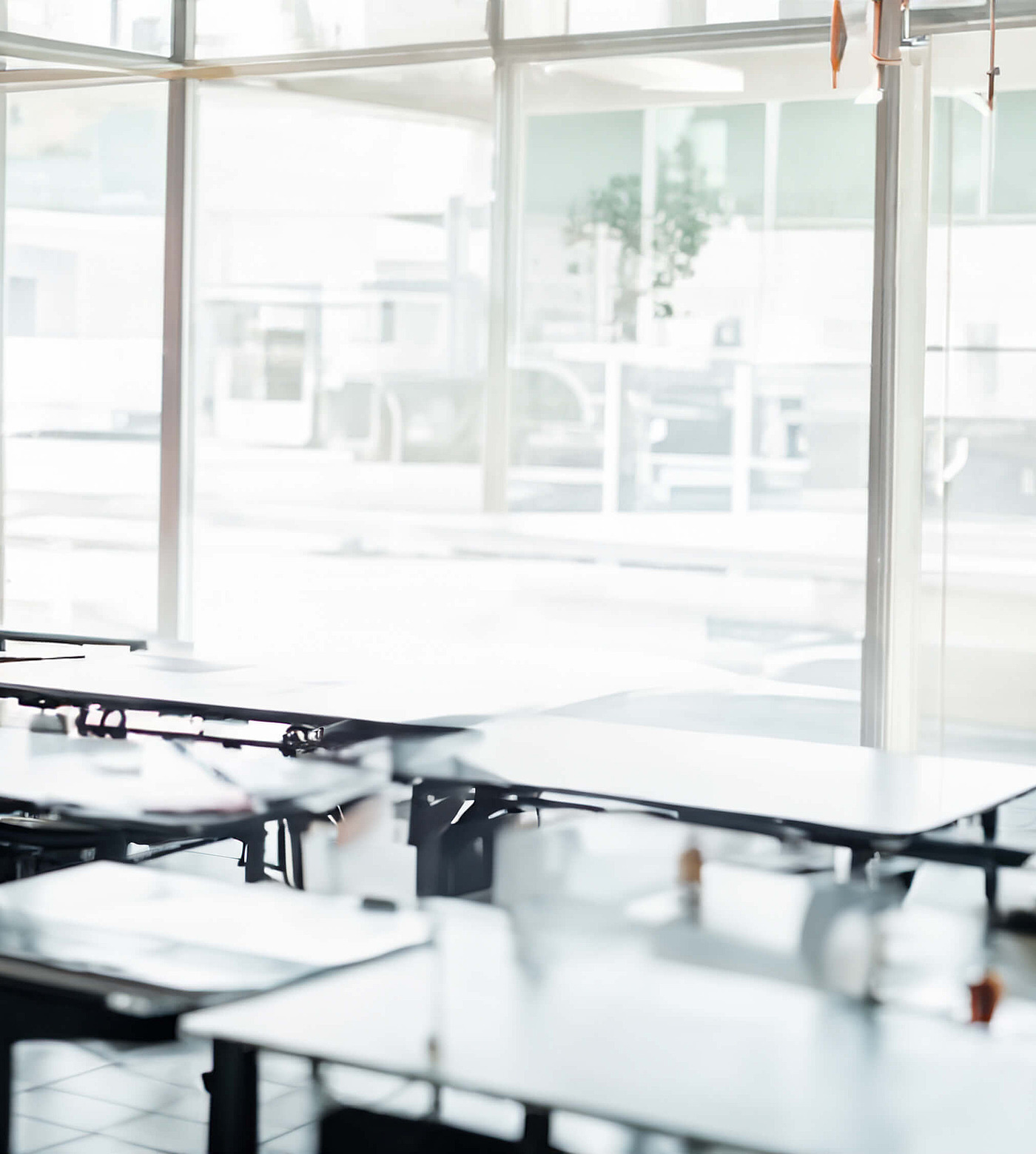 Schulungsraum, mit Autokarosserie im Hintergrund, für Teilnehmer bei einer Weiterbildung bei Hofmann Personal.