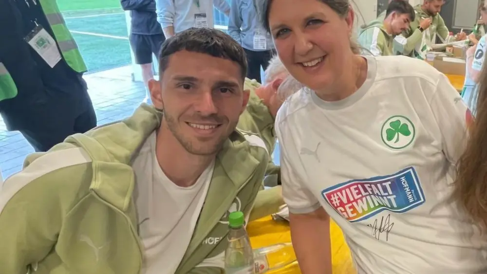 Kunde von Hofmann Personal mit einem Spieler der SpVgg Greuther Fürth in der Hofmann-Lounge