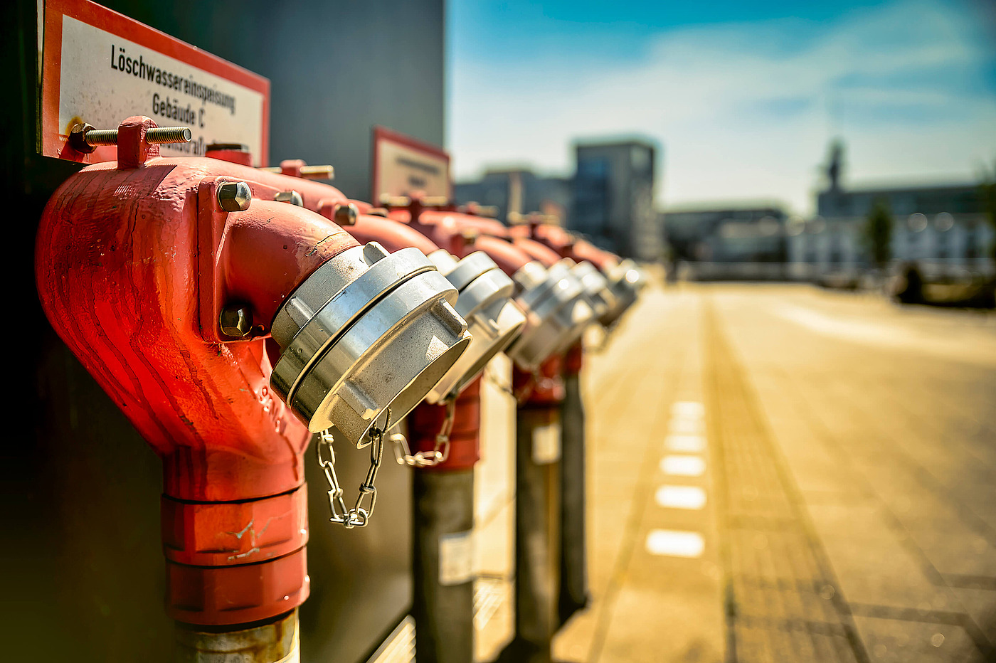 Rote Löschwasseranschlüsse im Außenbereich eines Industrie- oder Werksgeländes.