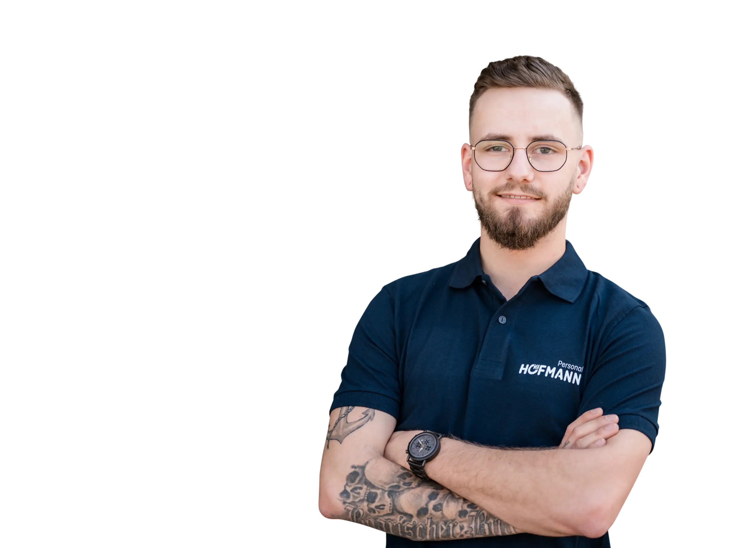 Mitarbeiter im Hofmann Personal-Polo-Shirt mit verschränkten Armen vor einem modernen Bürogebäude, symbolisch für Zeitarbeit