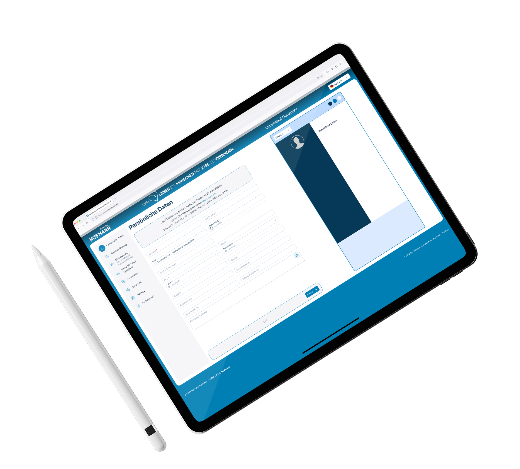 Tabletdisplay mit Online-Lebenslaufgenerator, geöffnet zur Eingabe von persönlichen Daten für Bewerbungen