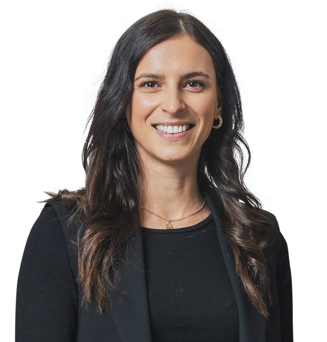 Professionelle Mitarbeiterin in schwarzer Business-Kleidung, symbolisch für Kompetenz und Service in der Personaldienstleistungsbranche.